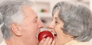 RAZÕES PARA OPTAR POR IMPLANTES Paciente sorrindo após tratamento dental